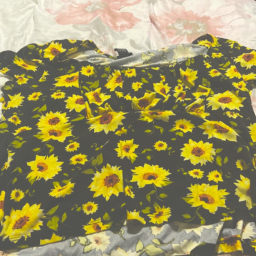 The brand is from route21 The colors are black and yellow and the size is a 3X.